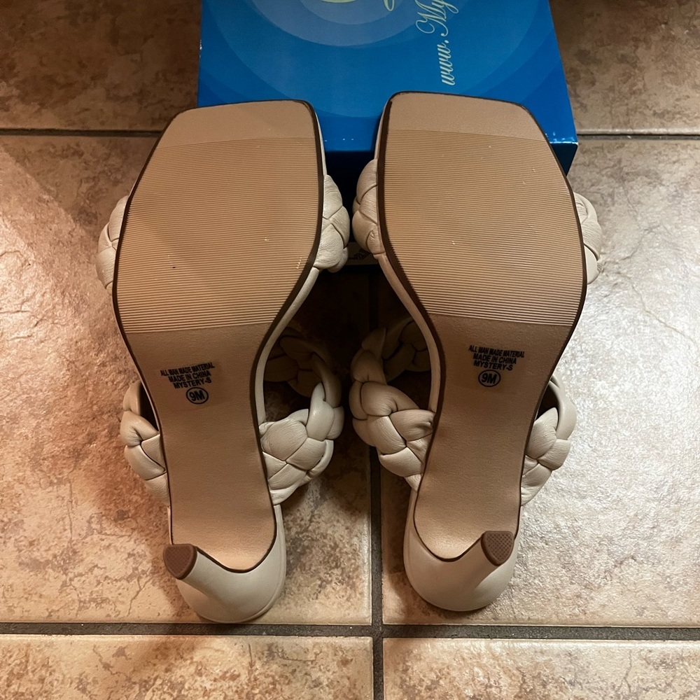 Heels - Picture 3 of 4